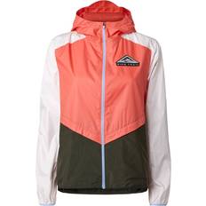 Dame - Løb - Pink Jakker Nike Shield Trail Running Jacket Women - Magic Ember/Light Soft Pink/Aluminium/Black