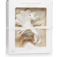 Cam Cam Copenhagen Gavesett Cam Cam Copenhagen Gift Box w. Printed Swaddle and Peacock Rattle Dandelion Natural