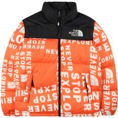 The North Face Garçon Vêtements pour enfants The North Face Youth 1996 Printed Retro Nuptse Jacket - Red Orange/Tagline Toss Print (NF0A5IYC)