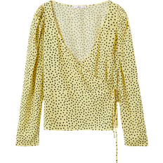 Mango – Gul, prickig blus med omlottdesign