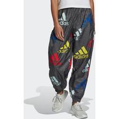 adidas Essentials Multi-Colored Logo Loose Fit Woven bukser Carbon Multicolor