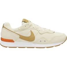 Nike venture runner sneakers Nike Venture Runner M - Coconut Milk/Sanded Gold/Magma Orange