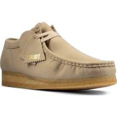 Beige - Men Moccasins Clarks Wallabee - Sand