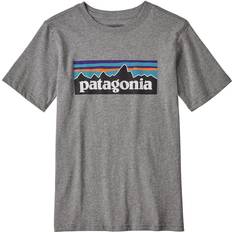 Patagonia Barnkläder Patagonia Boys' P-6 Logo Organic T-Shirt, Gravel Heather w/White, Mjuk t-shirt