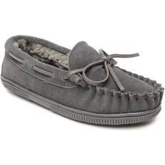 Minnetonka Chaussures Minnetonka Fleece Lined Moccasin in Charcoal