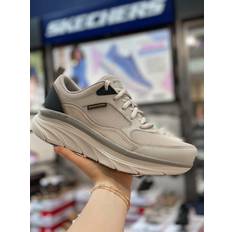 Skechers Relaxed Fit DLux Walker New Moment