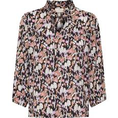 Dame - Lilla Bluser Kaffe Kaolli Patterned Blouse With Tie Ruffle Collar Lilac