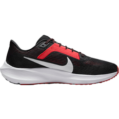 NIKE Air Zoom Pegasus 40 M - Black/Light Crimson/White