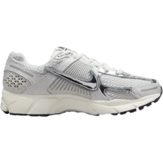 Nike vomero zoom 5 NIKE Zoom Vomero 5 W - Photon Dust/Metallic Silver