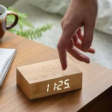Sveglie Gingko Flip Click Clock Clock Sound Attivato Con la Nuova Tecnologia Flip, Ricaricabile con Comandi Touch incisi al laser, Varie finiture in legno