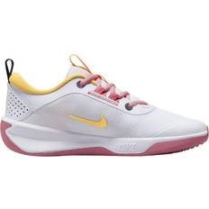 Hallenschuhe Nike Omni Multi-Court GS - White/Coral Chalk/Sea Coral/Citron Pulse