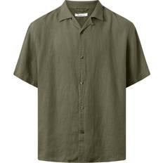 Knowledge Cotton Apparel Skjortor Knowledge Cotton Apparel Box fit Short Sleeved Linen Shirt Gots/vegan Herr Kortärmade Skjortor