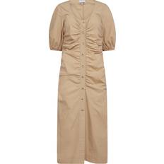 Ganni Lange kjoler Ganni Cotton Poplin Gathered Openneck Ma Kvinde Maxi Kjoler hos Magasin Curds And Whey