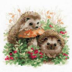 Riolis Riolis cross stitch kit hedgehog in lingonberries 1469