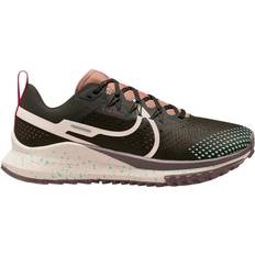 NIKE Brune Sportssko NIKE Pegasus Trail 4 W - Sequoia/Amber Brown/Emerald Rise/Guava Ice