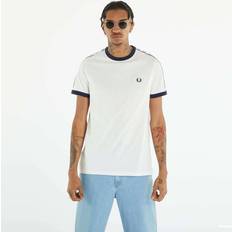 Fred Perry – Vit t-shirt tejpade detaljer och kontrasterande kantband-Vit/a
