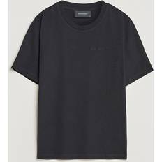 Peak Performance Herre T-shirts Peak Performance Original Logo Teeblack Mand Overgangsjakker hos Magasin Black
