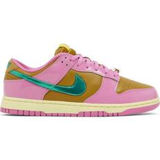 Nike Dunk Low x Parris Goebel W - Playful Pink/Bronzine/Clear Jade/Multi-Color