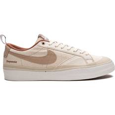 Nike sb blazer low Nike SB Blazer Low X Doyenne - Coconut Milk/Limestone/Rattan