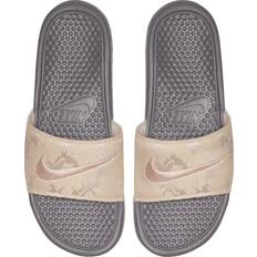 Nike Benassi Just Do It Textile SE Badesandaler Dame Beige/Grå