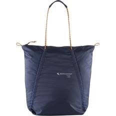 Hombre Bolsos de compras Klättermusen Men's Gebo Bag 23L in Indigo Blue END. Clothing