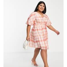 Forever New Curve – Persikorosa, rutig tea-klänning minilängd med vippig fåll-Orange