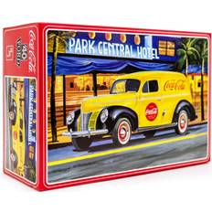 Maquetas Amt Skill 3 Model Kit 1940 Ford Sedan Delivery Van "Coca-Cola" with Display Base 1/25 Scale Model