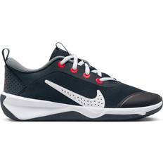 NIKE Inomhusskor Barnskor NIKE Omni Multi-Court GS - Dark Obsidian/Smoke Grey/Bright Crimson/White