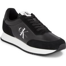 Calvin Klein Dam Skor Calvin Klein Sneakers Jeans Retro Runner Low Laceup Ny Pearl YW0YW01056 Black/White BEH 8720108174923 1319.00