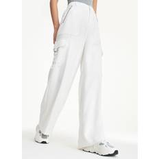 Cargobyxor - Dam - Vita DKNY Women's Satin Cargo Trousers in Yellow Ivory