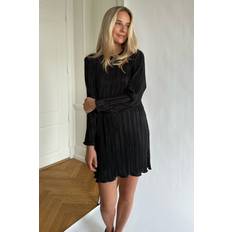 BYIC Forudbestilling BYIC Kellyic Plissé Dress Black sort