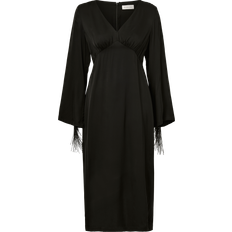 By Malina Kläder By Malina Klänning Sasha V-neck Fringe Midi Dress Svart