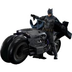 DC Comics Hot Toys 1:6 Scale The Flash Movie Batman and Batcycle Statue