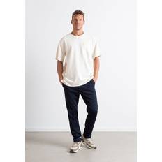 Clean Cut Copenhagen Tøj Clean Cut Copenhagen Clean Cut Copenhagen Calton Structured Tee Mand Kortærmede T-shirts Relaxed Fit hos Magasin Ecru
