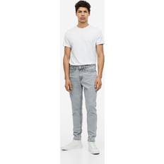 H&M Herren Bekleidung H&M Herren Regular Tapered Jeans Grau