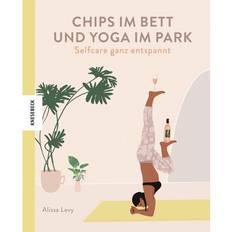 Bücher Chips im Bett und Yoga im Park Self Care ganz entspannt