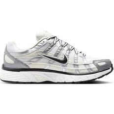 Damen - Textil Sneakers Nike P-6000 W - Coconut Milk/Summit White/Metallic Silver/Black