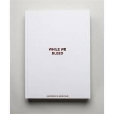 WHILE WE BLEED The limited edition Bog, Hardback, Engelsk