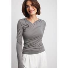 NA-KD Soft Line Draped Top - Behagelige Toppe - Grå