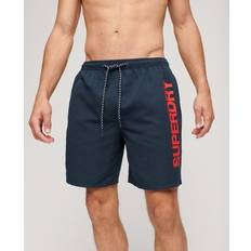 Superdry Swimwear Superdry Herren 17" Badeshorts aus Recyceltem Material mit Sportgrafik Marineblau Größe: Marineblau