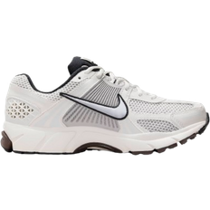 Nike 41 Chaussures de Course Nike Zoom Vomero 5 W - Phantom/Light Iron Ore/Baroque Brown/Metallic Platinum