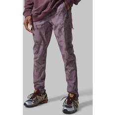 Cargohosen - Rot boohooMAN Active Matte Cargo Jogger - Dusty Red