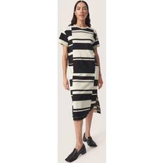 Soaked in Luxury Kjoler Soaked in Luxury Eva Short Sleeve Crew Neck Midi Dress, Black/Sandshell