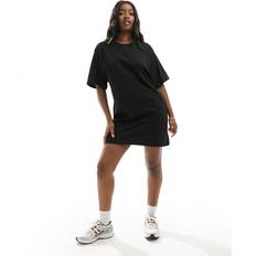 T-shirtklänningar ASOS DESIGN – Svart, kort t-shirtklänning oversize-Svart/a
