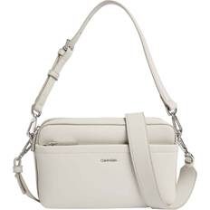 Calvin Klein Handväskor Calvin Klein Handväska Ck Must Convertible Camera Bag K60K612280 Beige Beige