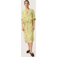 Soaked in Luxury Kjoler Soaked in Luxury Slzaya Dress Kjole - Lemon/Sort/Hvid