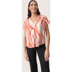 Soaked in Luxury Blusen Soaked in Luxury Wynter Notch Neck Short Sleeve Blouse, Hot Coral Wave