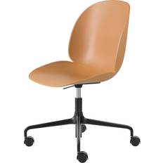 GUBI Kantoorstoelen GUBI Beetle Meeting Chair Amber Brown-Black