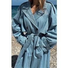 Blau - Damen Mäntel The Hanna Schönberg Edit Gestreifter Oversized-Trenchcoat mit Gürtel Blue