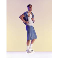 adidas Originals – Jeans-Shorts in hellblauer Waschung mit Flammeneffekt